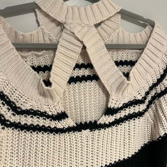 Main Strip Cold Shoulder Oversized Knit Sweater Women’s Size Medium Tunic - Picture 4 of 7